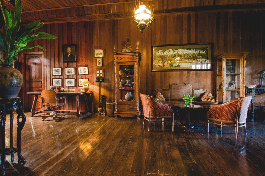 Interieur-elegant-Suite-du-Gouverneur-Lodge-des-Terres-Rouges-Cambodge