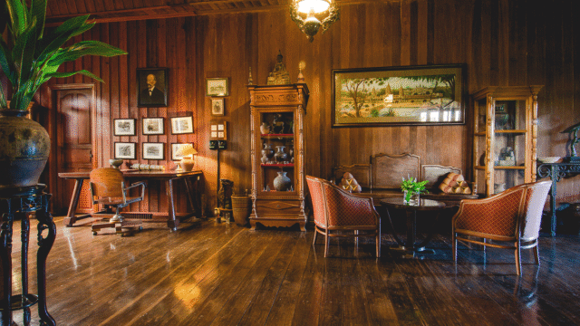 Interieur-elegant-Suite-du-Gouverneur-Lodge-des-Terres-Rouges-Cambodge